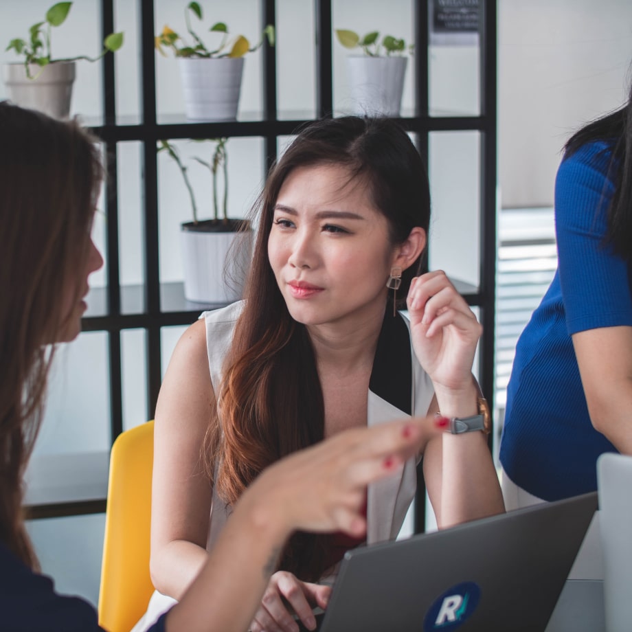 Женщины обсуждают идеи в офисе